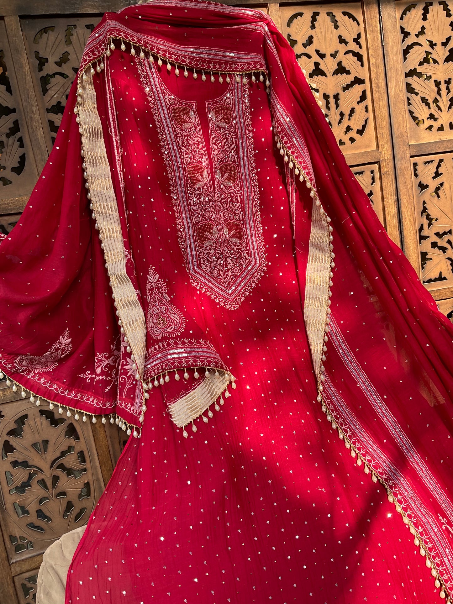 Ensemble kurta doux en voile de coton avec broderie Chikankari et travail Mukesh, et dupatta fait main (ensemble de 3) (cousu)