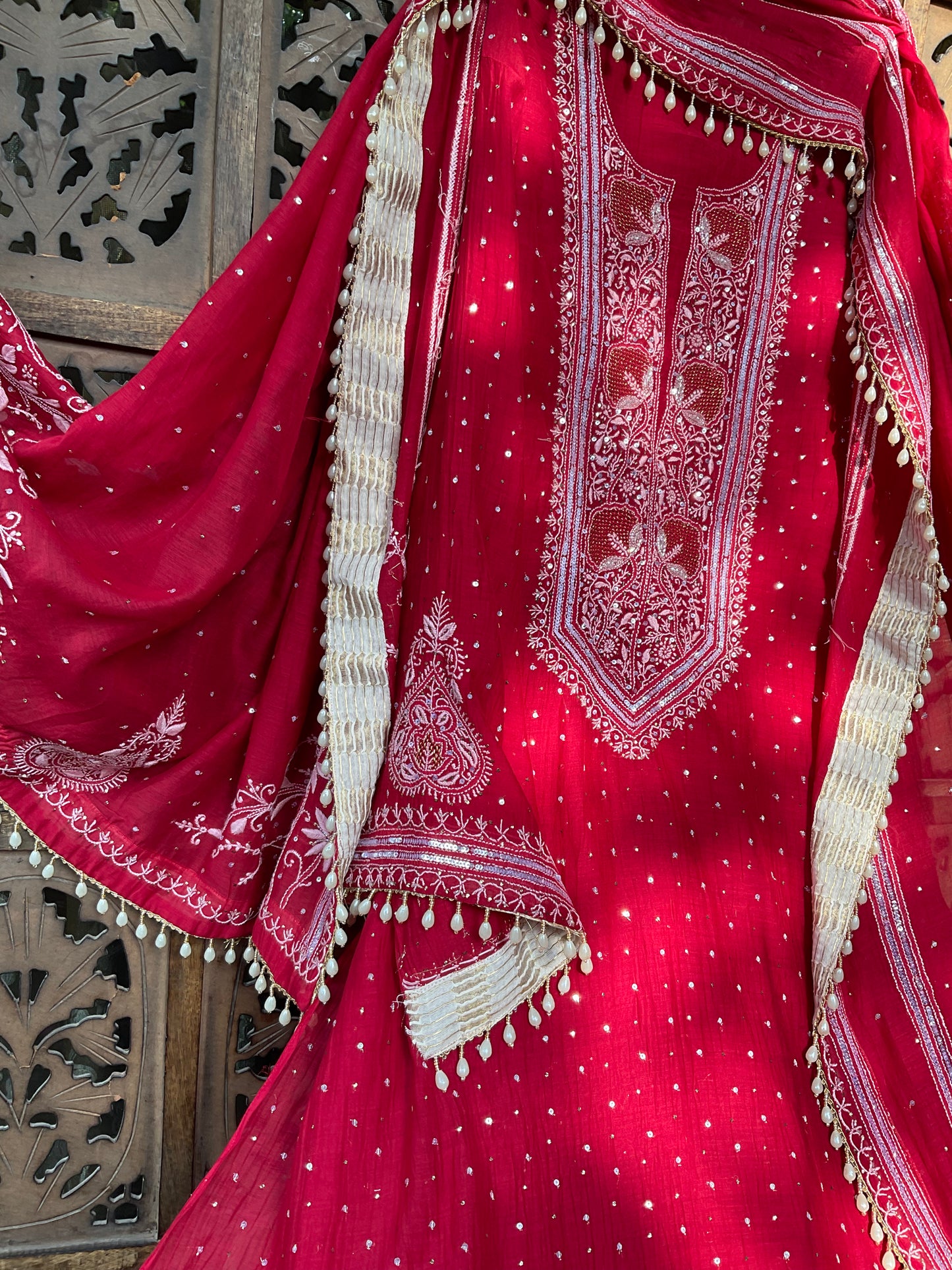 Ensemble kurta doux en voile de coton avec broderie Chikankari et travail Mukesh, et dupatta fait main (ensemble de 3) (cousu)