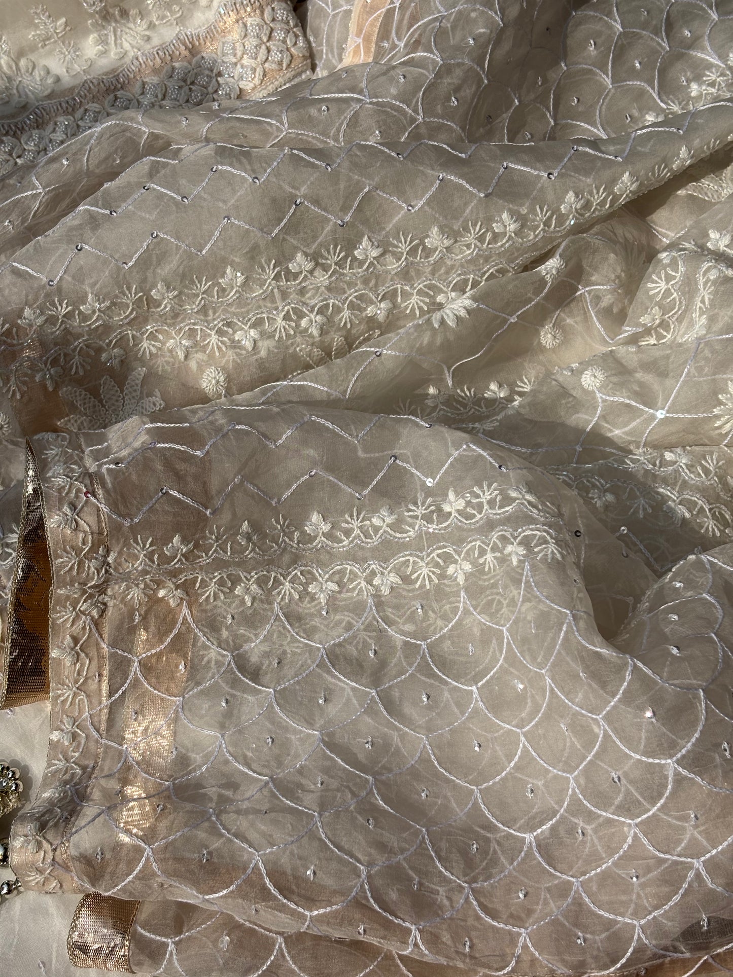 L'Ivoire Éthéré : Ensemble Anarkali en Organza Brodé Main