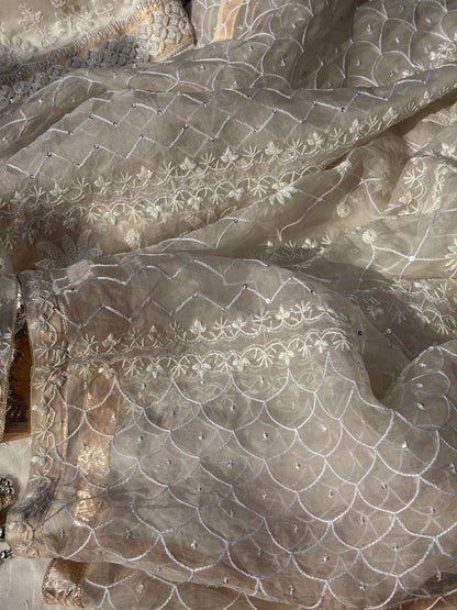 L'Ivoire Éthéré : Ensemble Anarkali en Organza Brodé Main