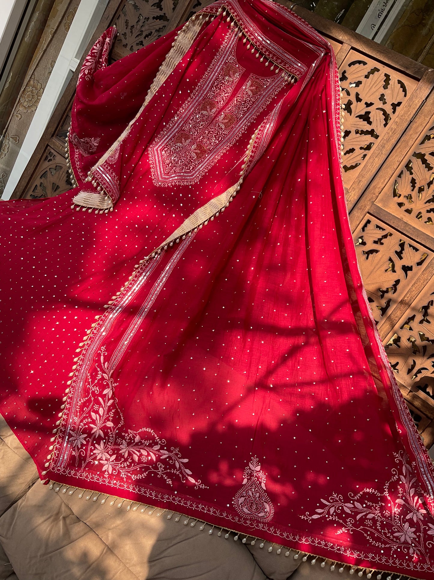 Ensemble kurta doux en voile de coton avec broderie Chikankari et travail Mukesh, et dupatta fait main (ensemble de 3) (cousu)