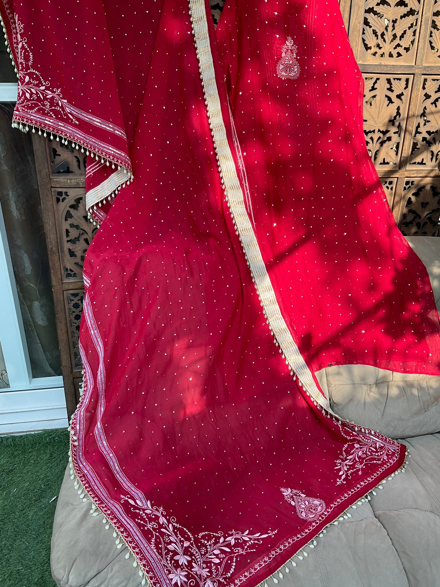 Ensemble kurta doux en voile de coton avec broderie Chikankari et travail Mukesh, et dupatta fait main (ensemble de 3) (cousu)