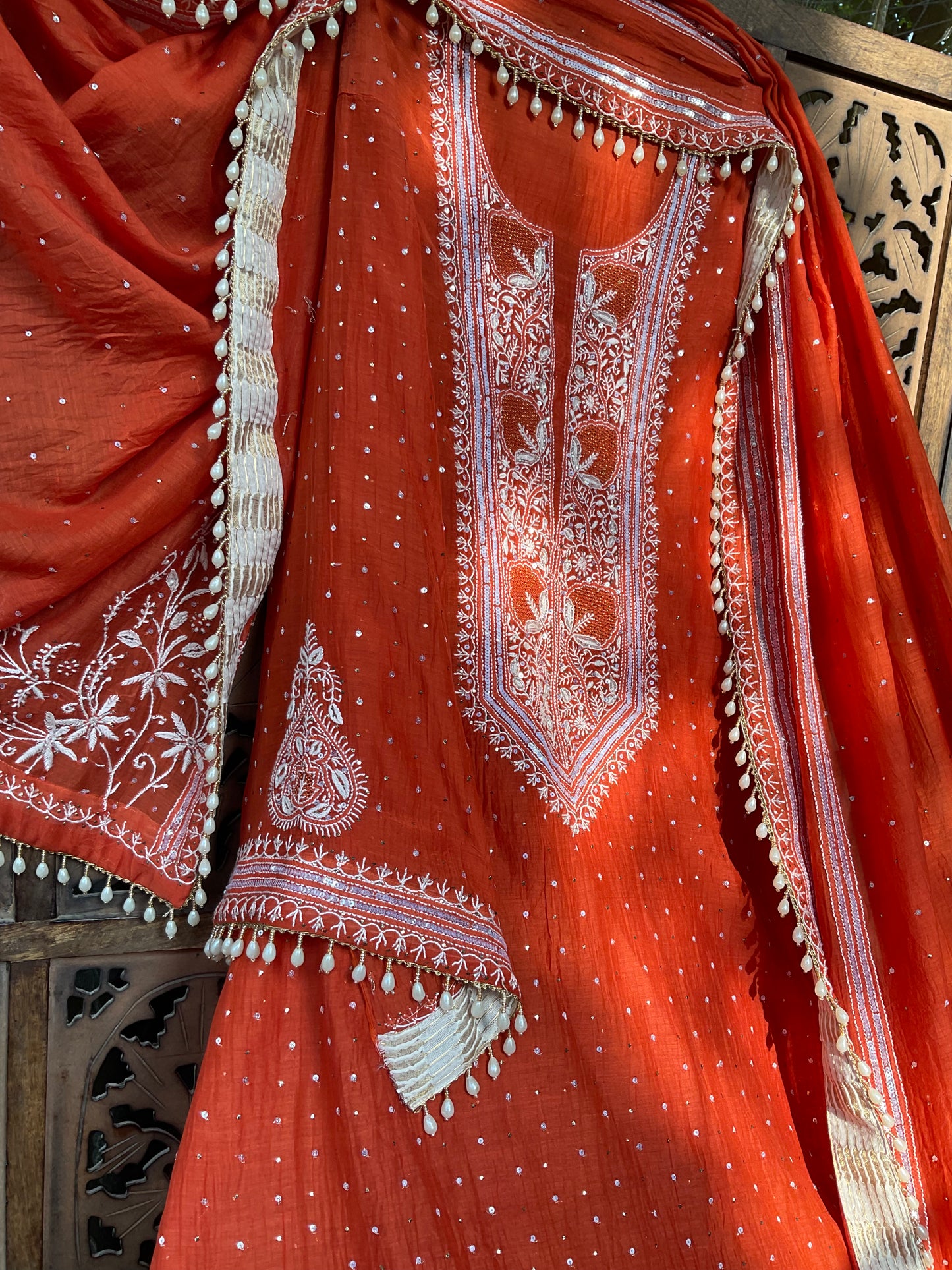 Ensemble kurta doux en voile de coton avec broderie Chikankari et travail Mukesh, et dupatta fait main (ensemble de 3) (cousu)