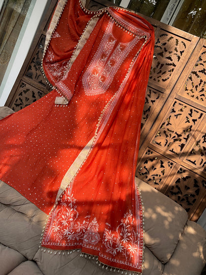 Ensemble kurta doux en voile de coton avec broderie Chikankari et travail Mukesh, et dupatta fait main (ensemble de 3) (cousu)