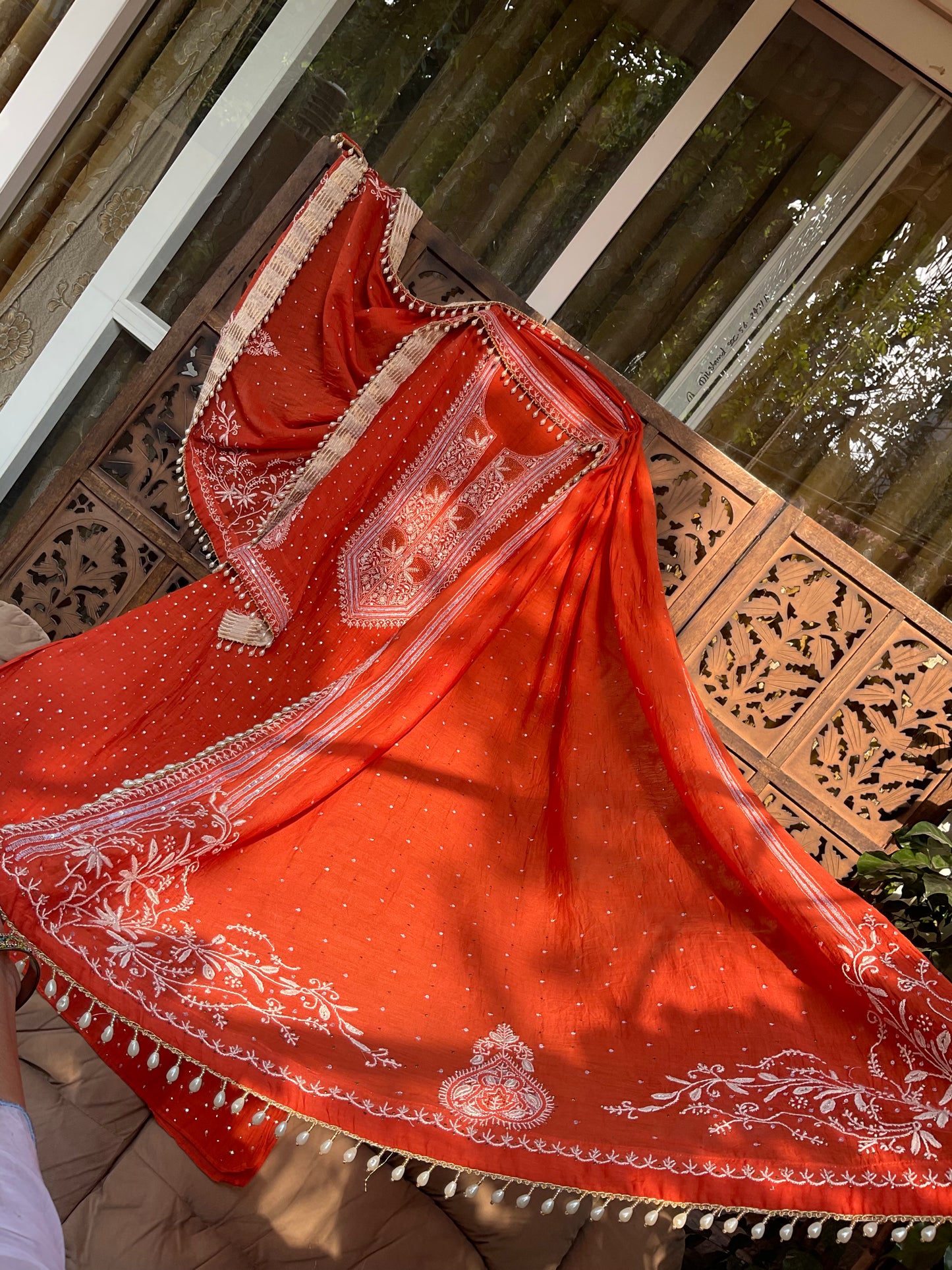 Ensemble kurta doux en voile de coton avec broderie Chikankari et travail Mukesh, et dupatta fait main (ensemble de 3) (cousu)