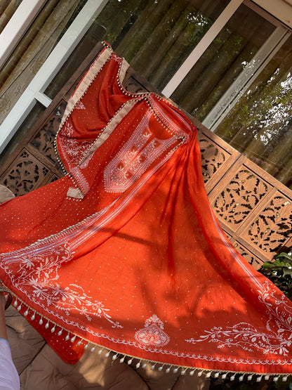 Ensemble kurta doux en voile de coton avec broderie Chikankari et travail Mukesh, et dupatta fait main (ensemble de 3) (cousu)