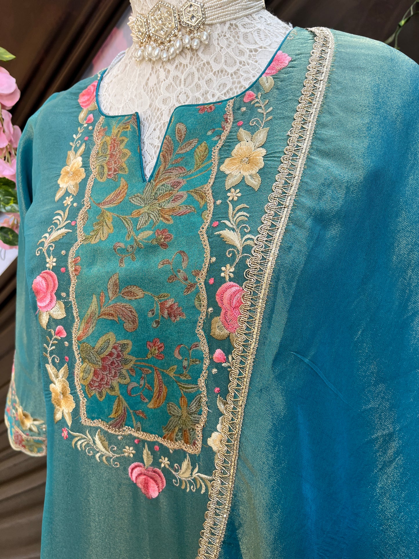 Ensemble Kurta imprimé numérique avec pantalon et dupatta en soie Upara