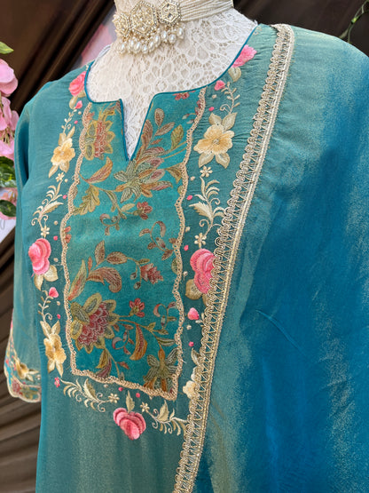 Ensemble Kurta imprimé numérique avec pantalon et dupatta en soie Upara