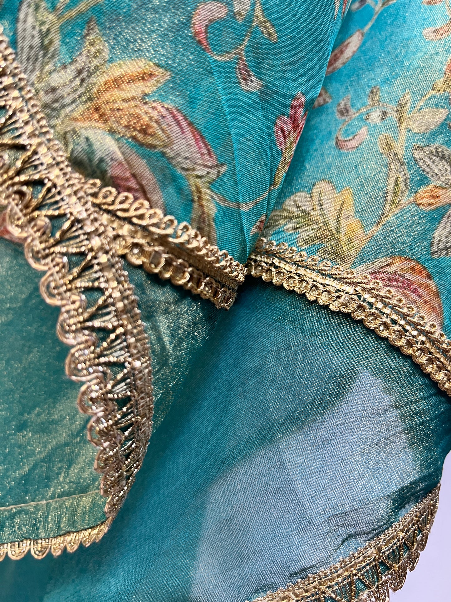 Ensemble Kurta imprimé numérique avec pantalon et dupatta en soie Upara