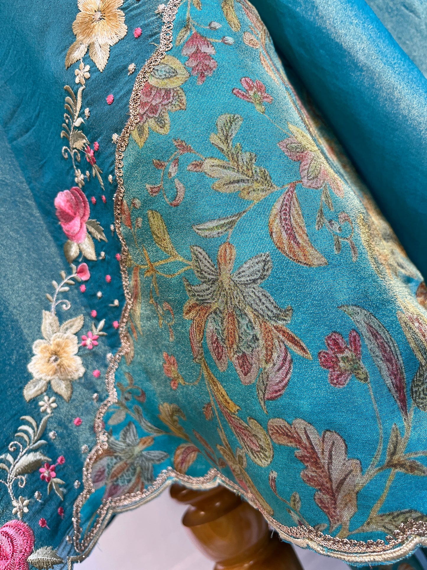 Ensemble Kurta imprimé numérique avec pantalon et dupatta en soie Upara