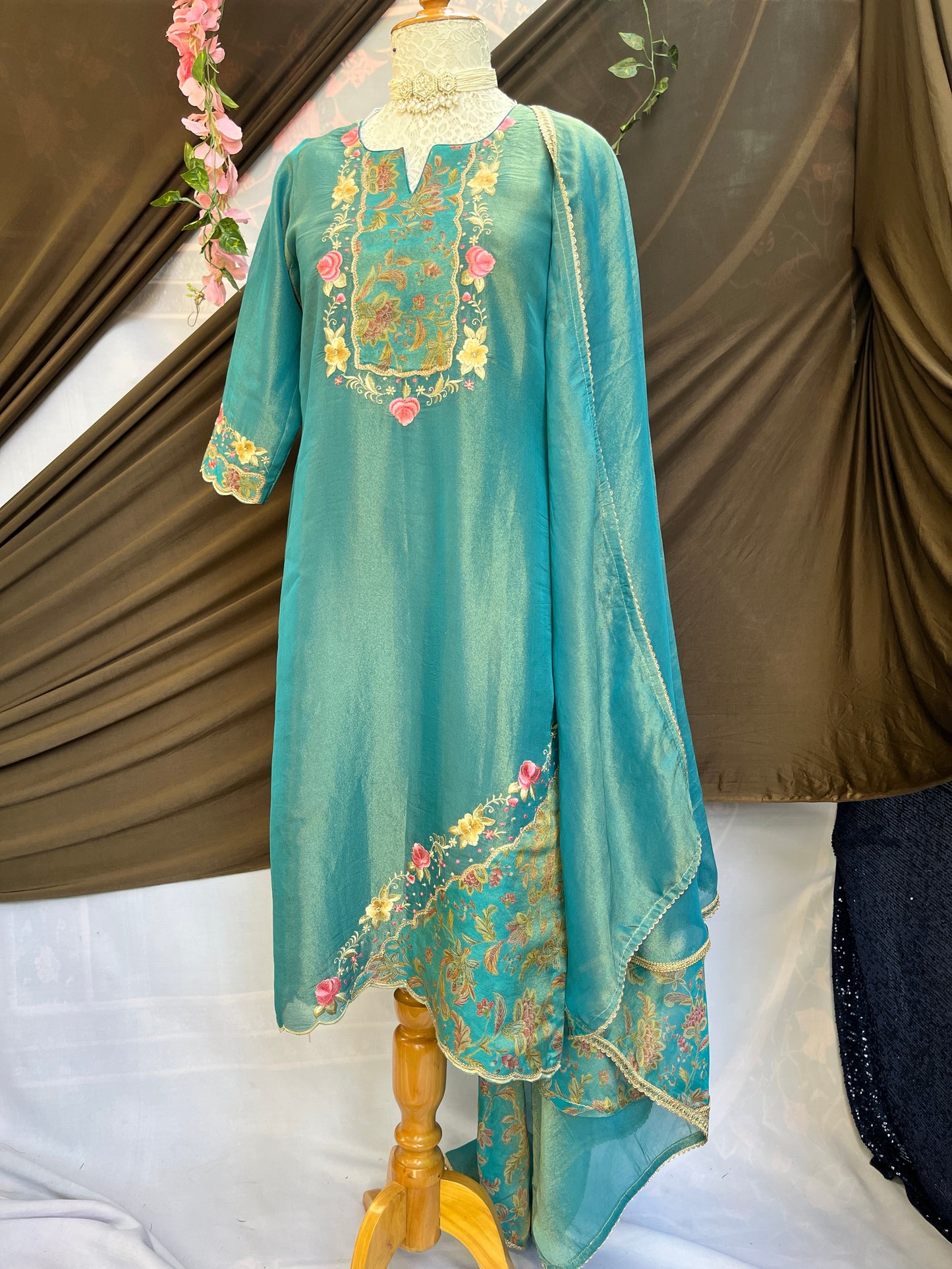 Ensemble Kurta imprimé numérique avec pantalon et dupatta en soie Upara