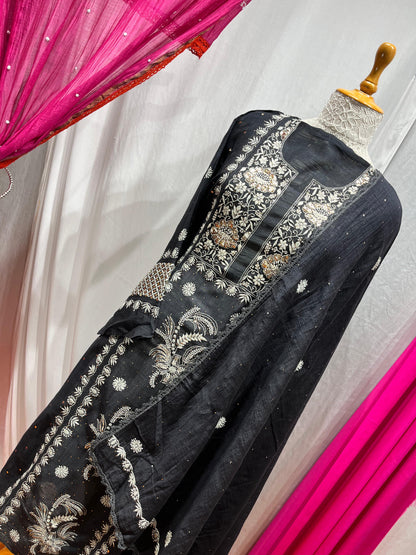 Regal Radiance – Handcrafted Kurta Set with Mukaish & Pearl Detailing