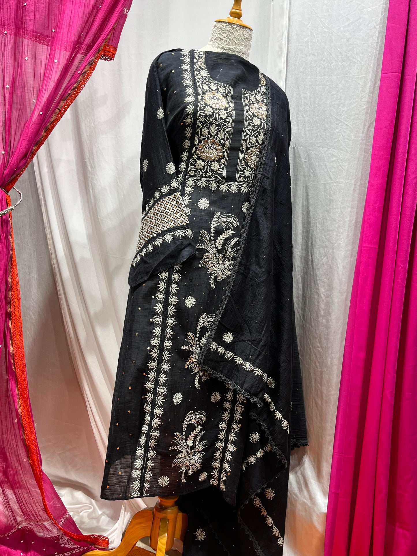 Regal Radiance – Handcrafted Kurta Set with Mukaish & Pearl Detailing