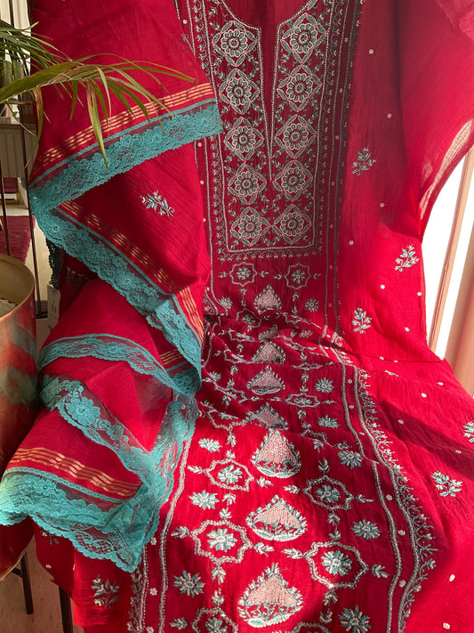 Ensemble Kurta en Mulmul avec panneaux ornés de broderies Chikankari et de perles Cutdana, et dupatta brodé (Lot de 3) (Non cousu)