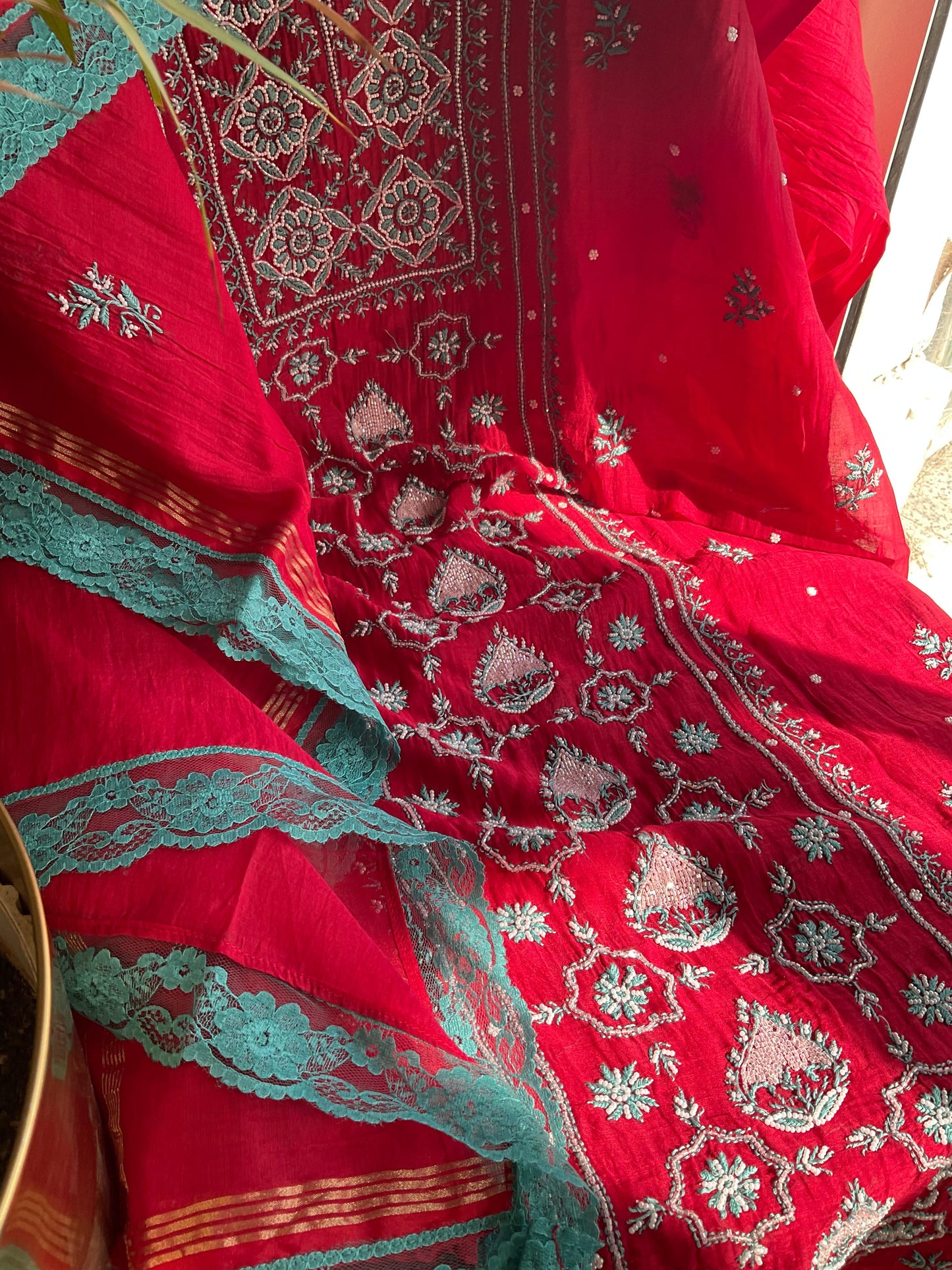 Ensemble Kurta en Mulmul avec panneaux ornés de broderies Chikankari et de perles Cutdana, et dupatta brodé (Lot de 3) (Non cousu)