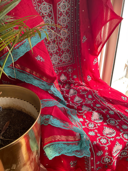 Ensemble Kurta en Mulmul avec panneaux ornés de broderies Chikankari et de perles Cutdana, et dupatta brodé (Lot de 3) (Non cousu)