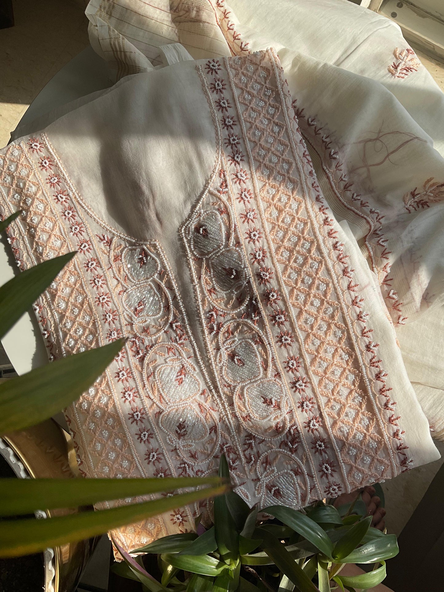 Ensemble Kurta en Pur Coton Mulmul avec Panneaux Ornés de Chikankari et de Perles-Cutdana et Dupatta Brodé (Ensemble de 3) (Non Cousu)