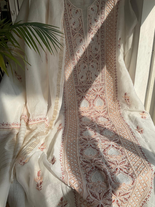 Ensemble Kurta en Pur Coton Mulmul avec Panneaux Ornés de Chikankari et de Perles-Cutdana et Dupatta Brodé (Ensemble de 3) (Non Cousu)