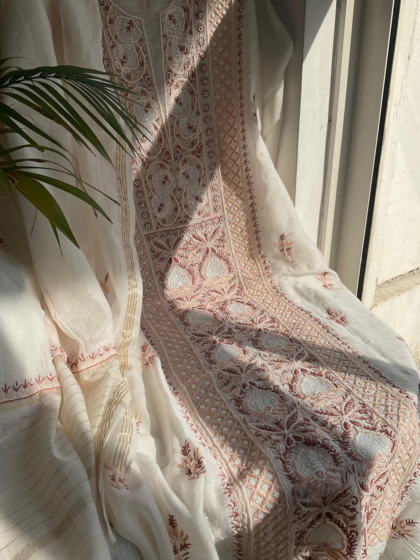 Ensemble Kurta en Pur Coton Mulmul avec Panneaux Ornés de Chikankari et de Perles-Cutdana et Dupatta Brodé (Ensemble de 3) (Non Cousu)