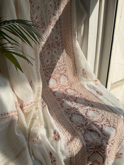 Ensemble Kurta en Pur Coton Mulmul avec Panneaux Ornés de Chikankari et de Perles-Cutdana et Dupatta Brodé (Ensemble de 3) (Non Cousu)