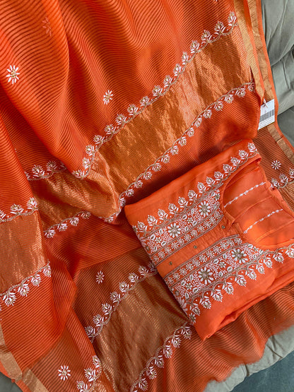 Ensemble Anarkali en pure soie Chanderi avec broderie Lucknowi Chikankari et travail Cutdana avec dupatta en tissu (Ensemble de 3 pièces) (Cousu)
