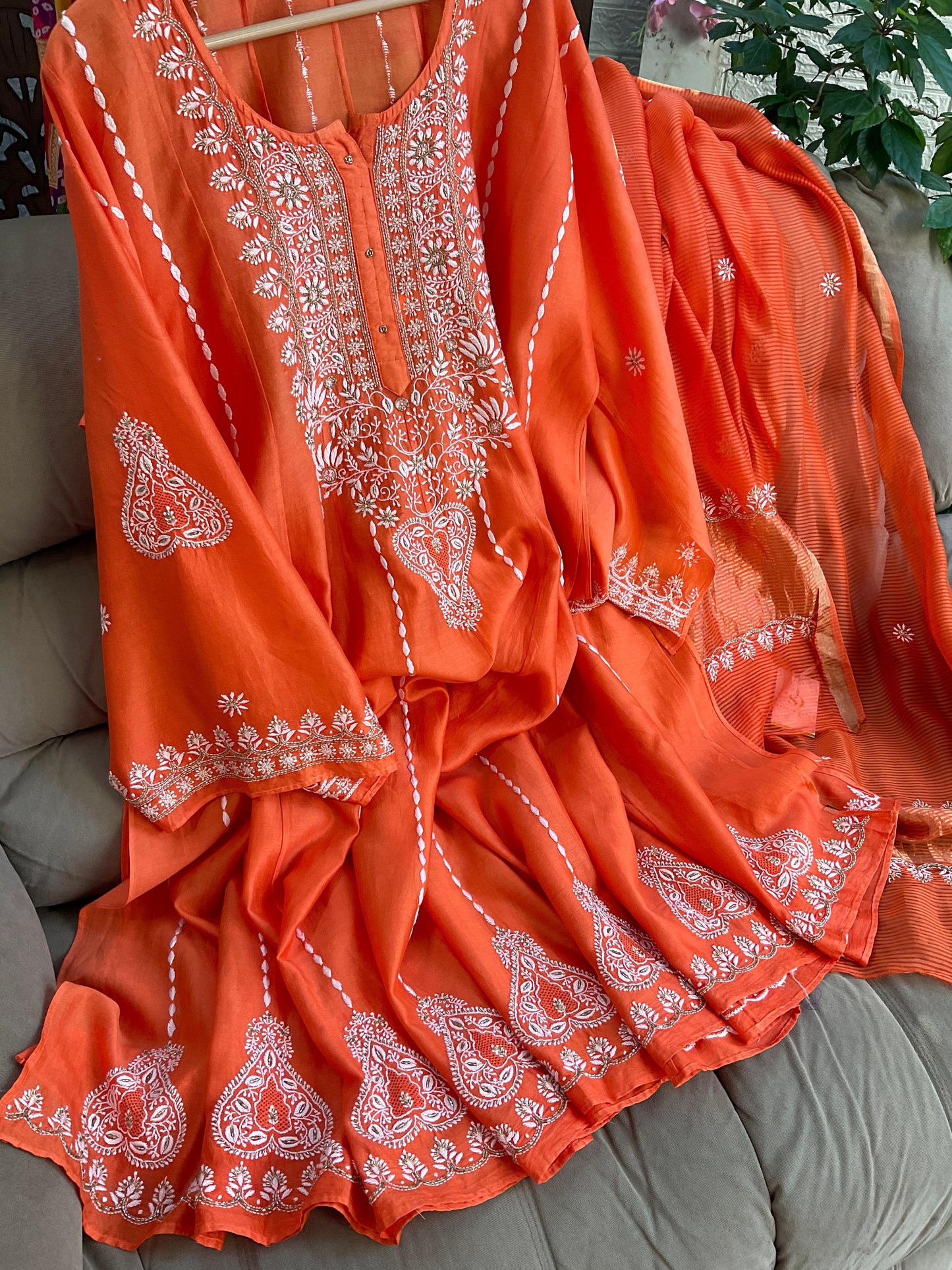 Ensemble Anarkali en pure soie Chanderi avec broderie Lucknowi Chikankari et travail Cutdana avec dupatta en tissu (Ensemble de 3 pièces) (Cousu)