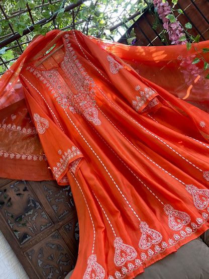 Ensemble Anarkali en pure soie Chanderi avec broderie Lucknowi Chikankari et travail Cutdana avec dupatta en tissu (Ensemble de 3 pièces) (Cousu)