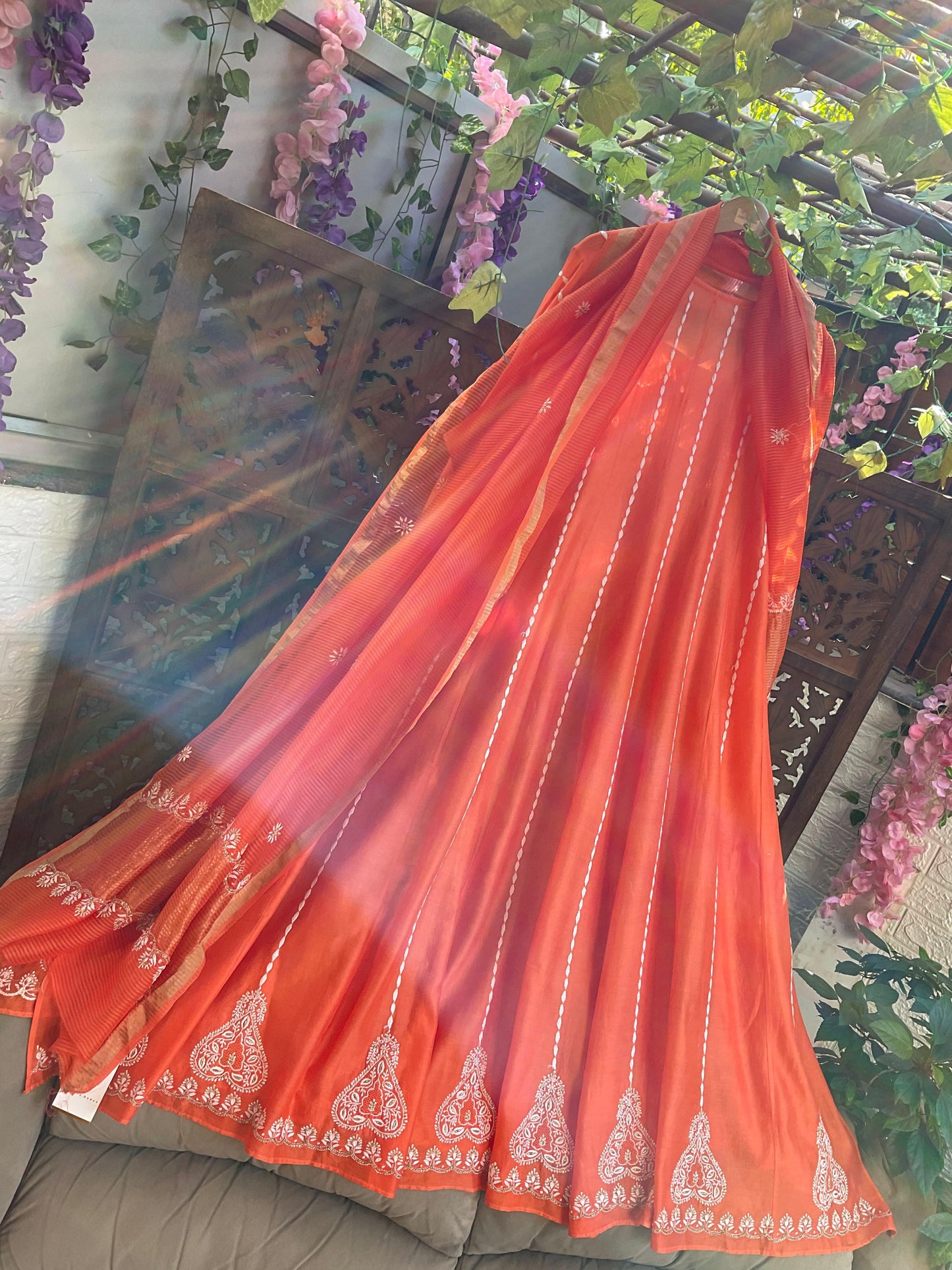 Ensemble Anarkali en pure soie Chanderi avec broderie Lucknowi Chikankari et travail Cutdana avec dupatta en tissu (Ensemble de 3 pièces) (Cousu)
