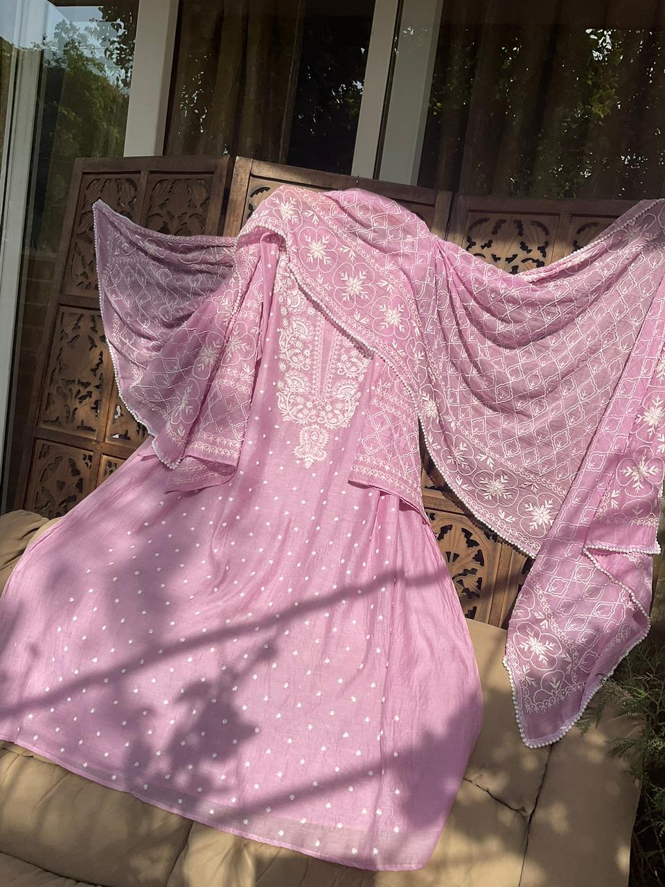 Ensemble Kurta Pur Mulmul avec dupatta orné de Chikankari et perles Cutdana (Ensemble de 3 pièces) (Non cousu)