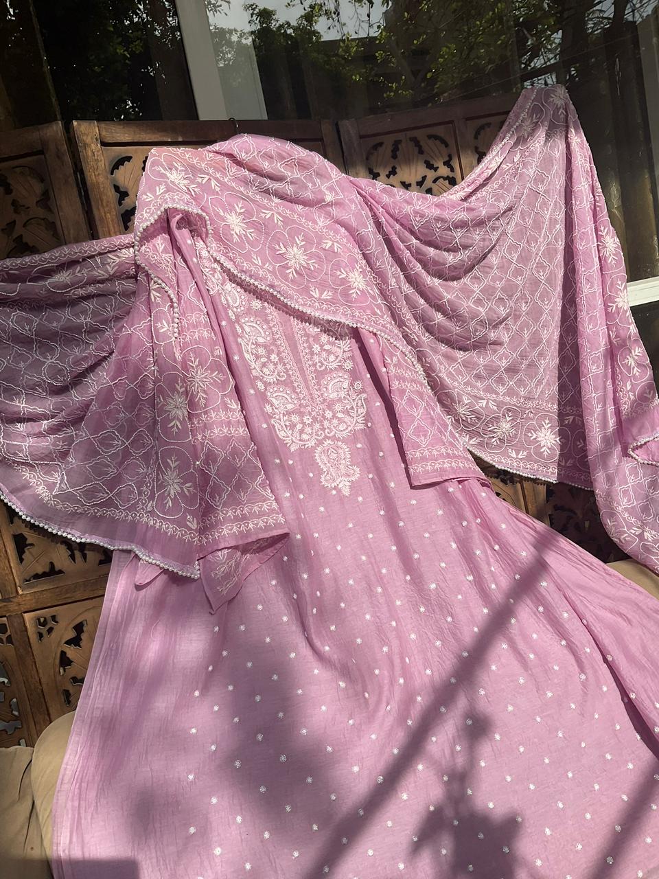 Ensemble Kurta Pur Mulmul avec dupatta orné de Chikankari et perles Cutdana (Ensemble de 3 pièces) (Non cousu)