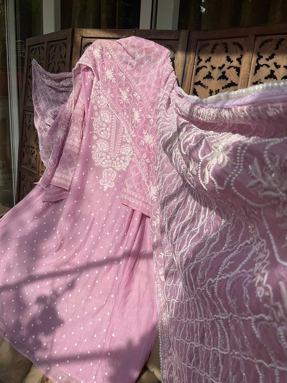Ensemble Kurta Pur Mulmul avec dupatta orné de Chikankari et perles Cutdana (Ensemble de 3 pièces) (Non cousu)