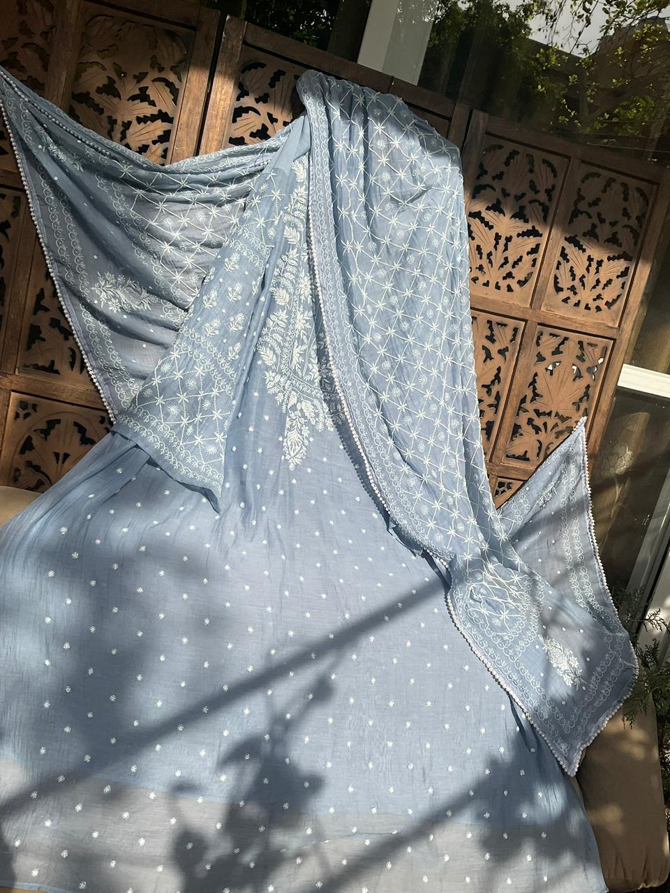 Ensemble Kurta Pur Mulmul avec Détails Chikankari, Perles et Cutdana Brodés à la Main (Ensemble de 3 pièces) (Non cousu)