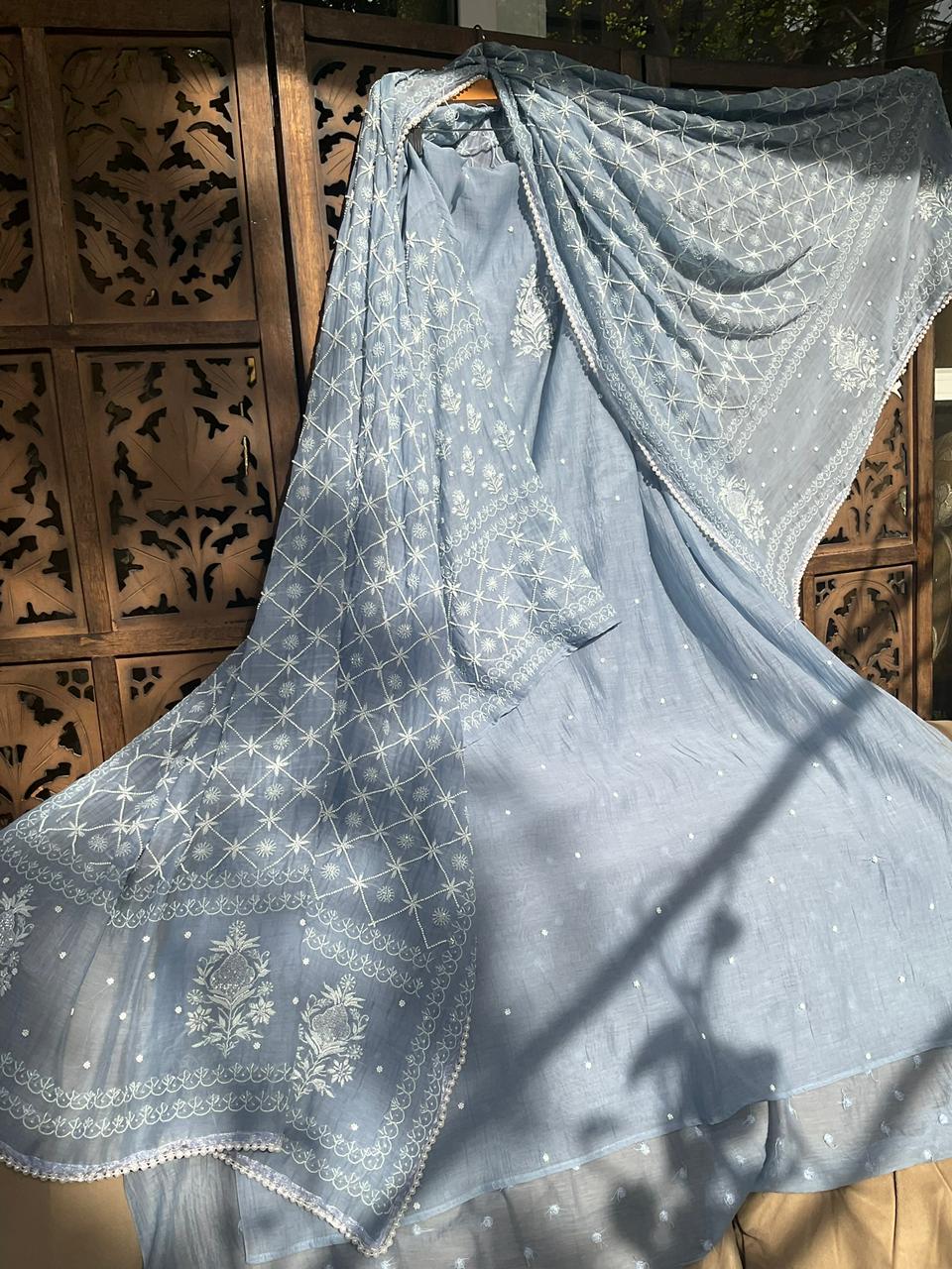 Ensemble Kurta Pur Mulmul avec Détails Chikankari, Perles et Cutdana Brodés à la Main (Ensemble de 3 pièces) (Non cousu)