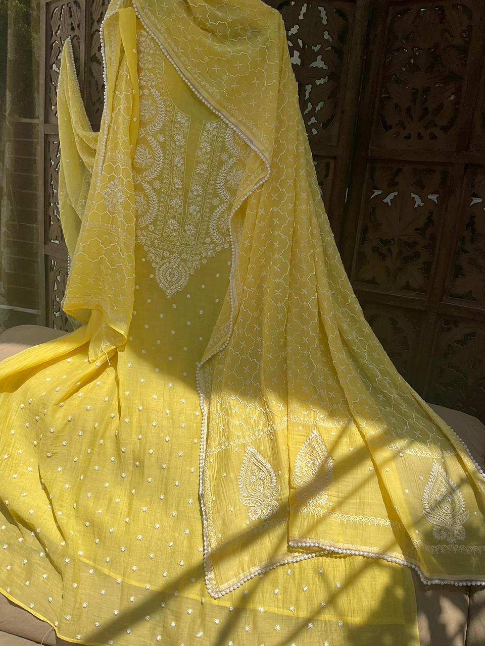 Ensemble kurta en pur coton Mulmul avec dupatta orné de broderies Chikankari et de perles-cutdana (Lot de 3) (Non cousu)