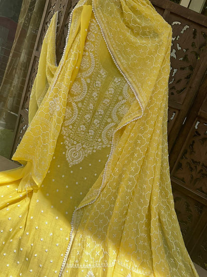 Ensemble kurta en pur coton Mulmul avec dupatta orné de broderies Chikankari et de perles-cutdana (Lot de 3) (Non cousu)