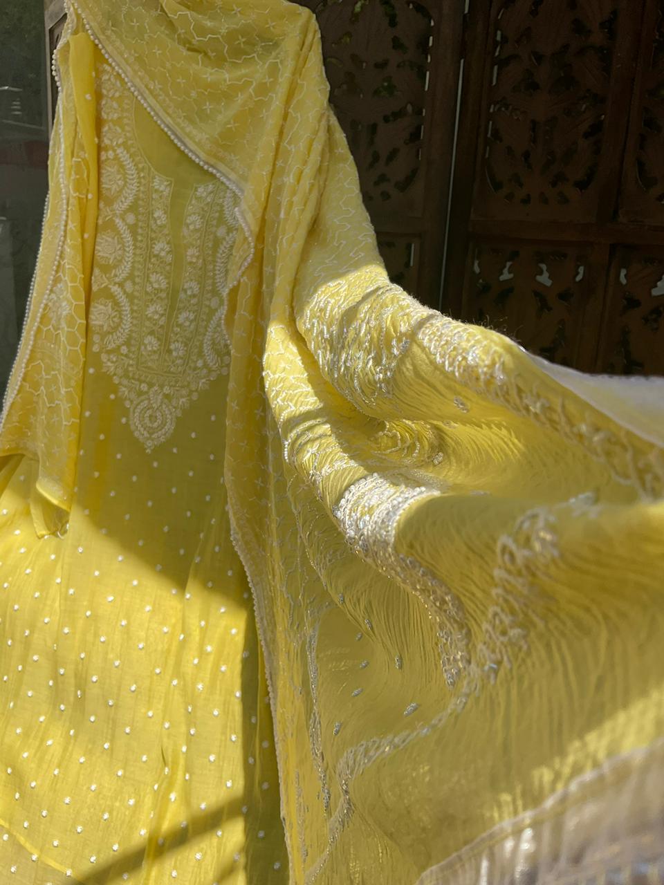 Ensemble kurta en pur coton Mulmul avec dupatta orné de broderies Chikankari et de perles-cutdana (Lot de 3) (Non cousu)