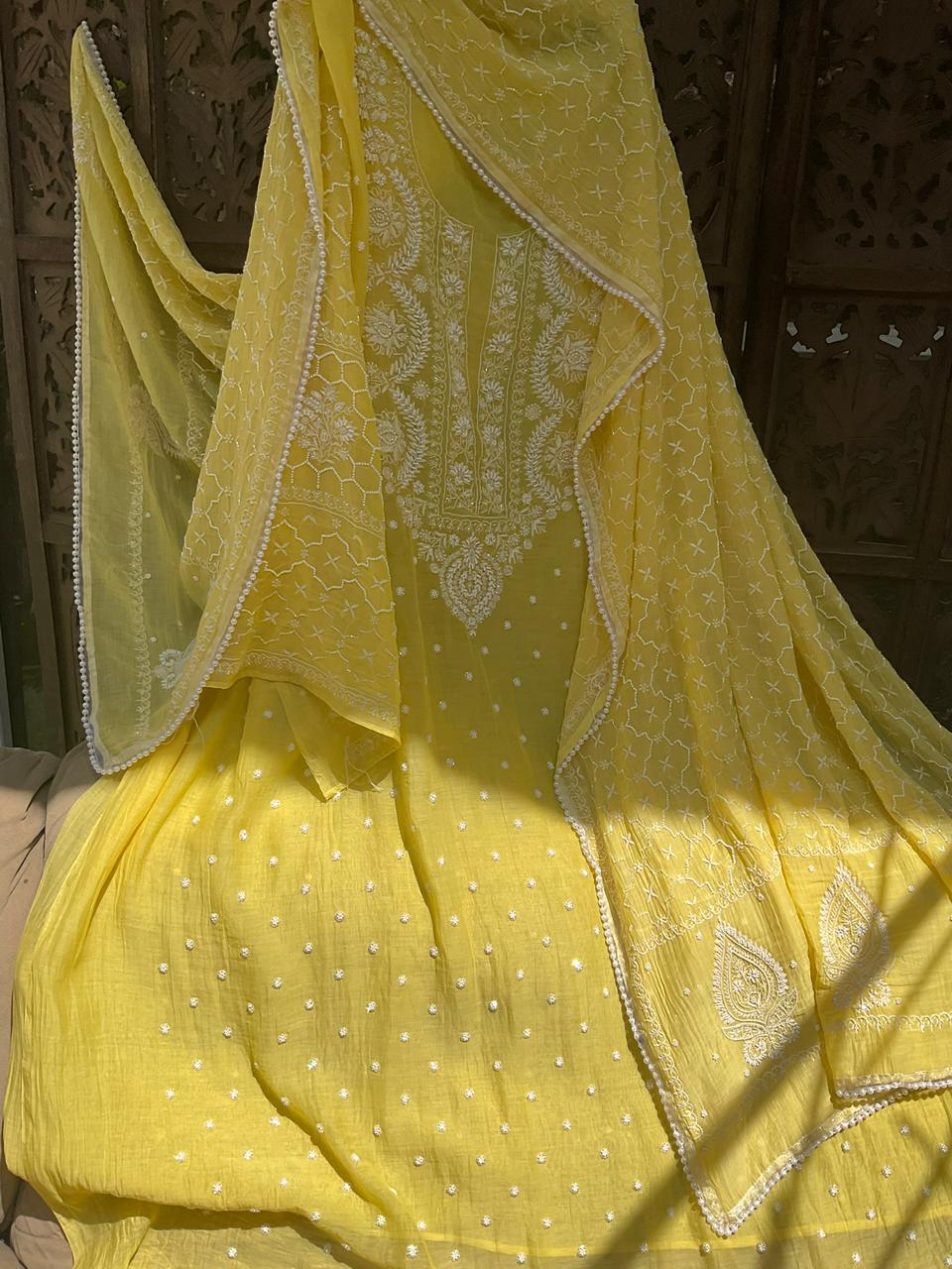 Ensemble kurta en pur coton Mulmul avec dupatta orné de broderies Chikankari et de perles-cutdana (Lot de 3) (Non cousu)