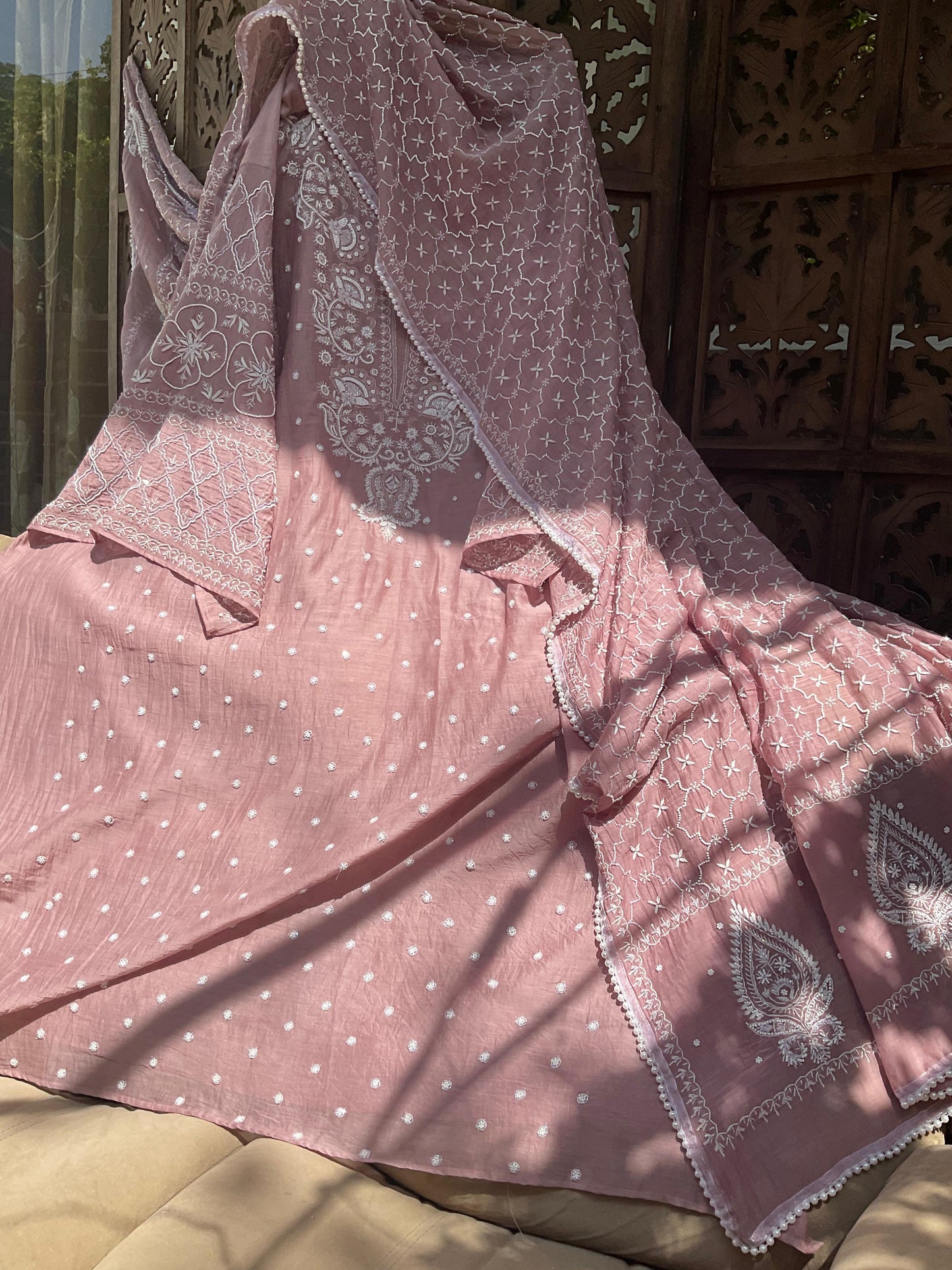 Ensemble Kurta Rose Nude avec Dupatta brodé Chikankari et perles-cutdana (Ensemble de 3) (Non cousu)