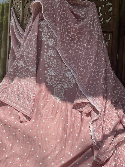 Ensemble Kurta Rose Nude avec Dupatta brodé Chikankari et perles-cutdana (Ensemble de 3) (Non cousu)