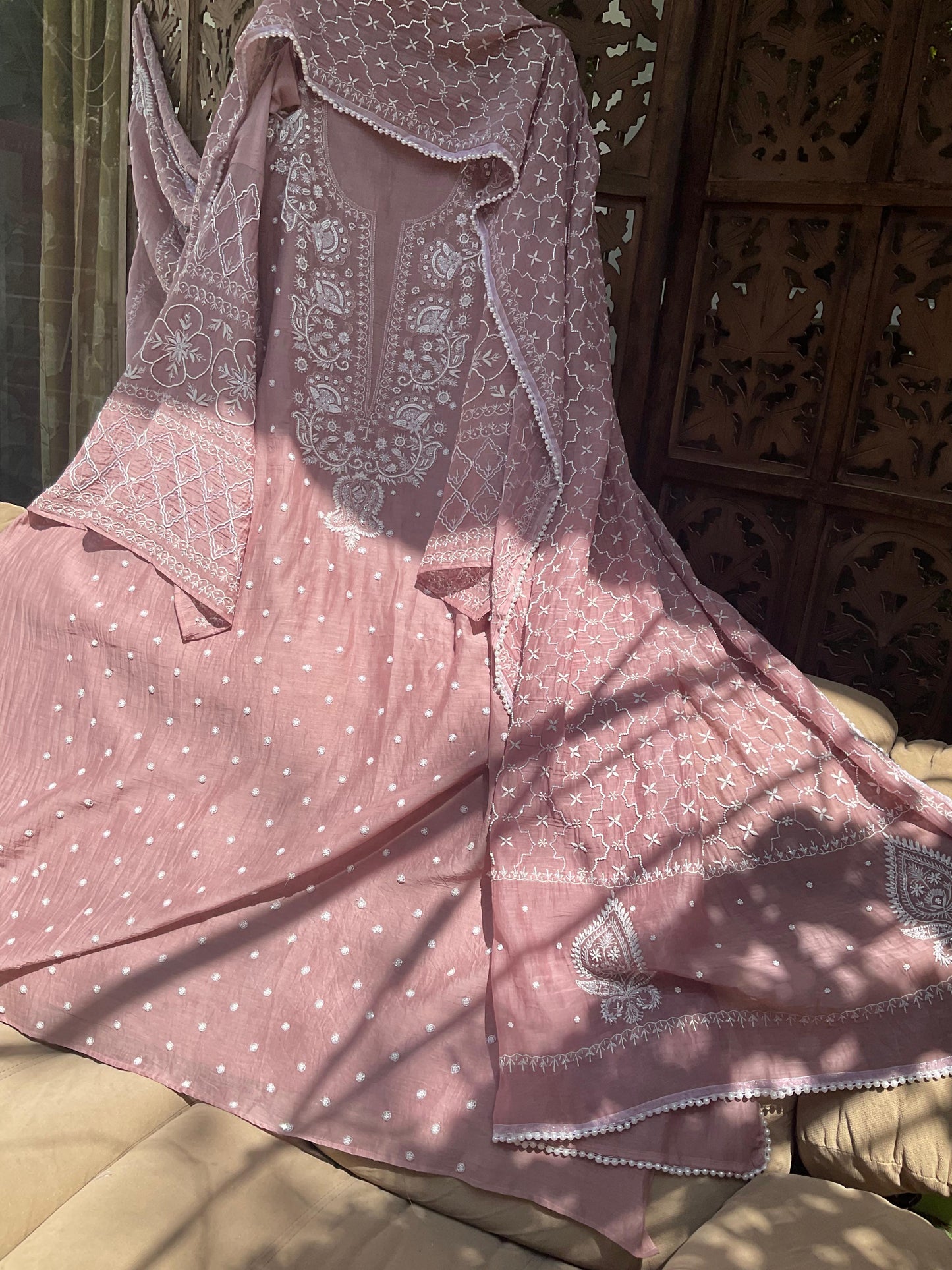 Ensemble Kurta Rose Nude avec Dupatta brodé Chikankari et perles-cutdana (Ensemble de 3) (Non cousu)