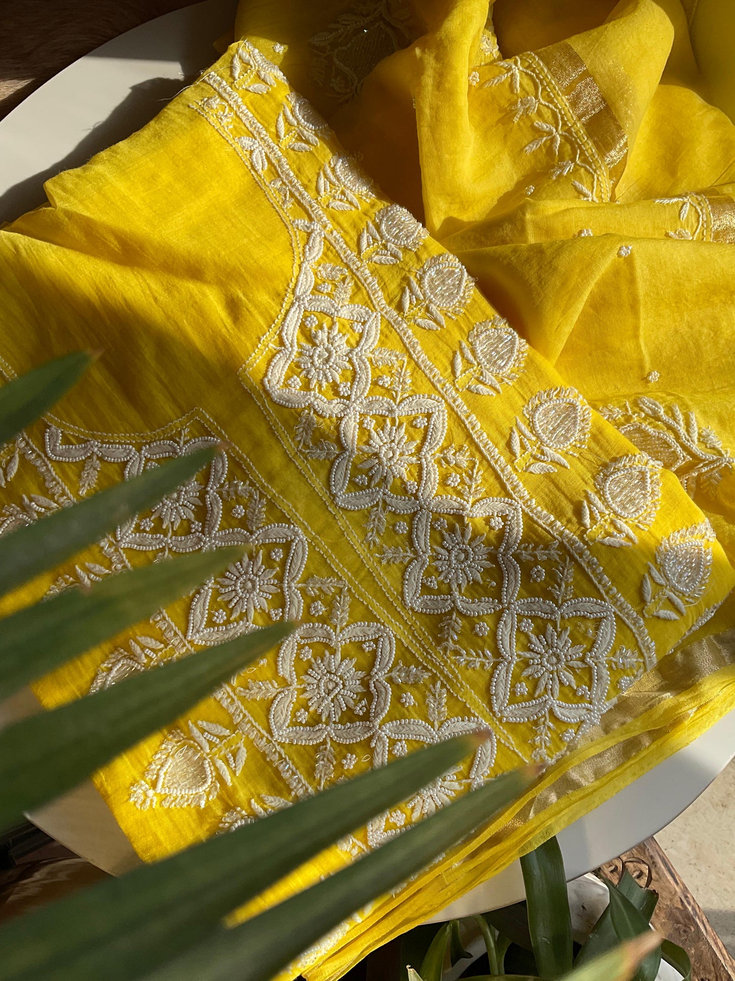Ensemble Kurta jaune avec broderies Chikankari et perles-Cutdana (ensemble de 3) (non cousu)
