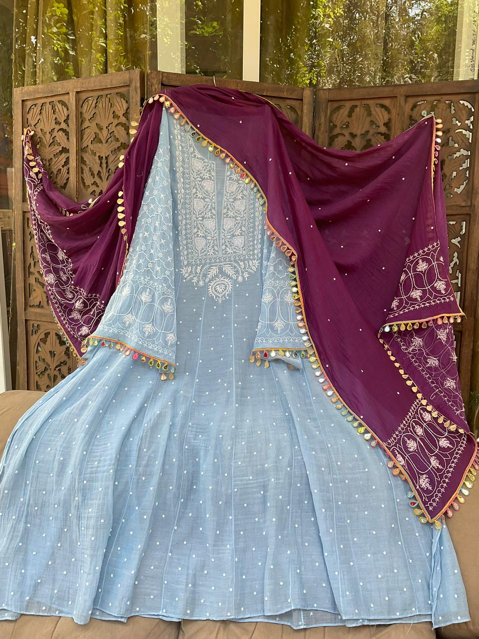 Ensemble Anarkali pur Mulmul avec broderies Chikankari et perles-cutdana, et dupatta en dentelle miroir (ensemble de 3) (non cousu)