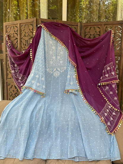 Ensemble Anarkali pur Mulmul avec broderies Chikankari et perles-cutdana, et dupatta en dentelle miroir (ensemble de 3) (non cousu)