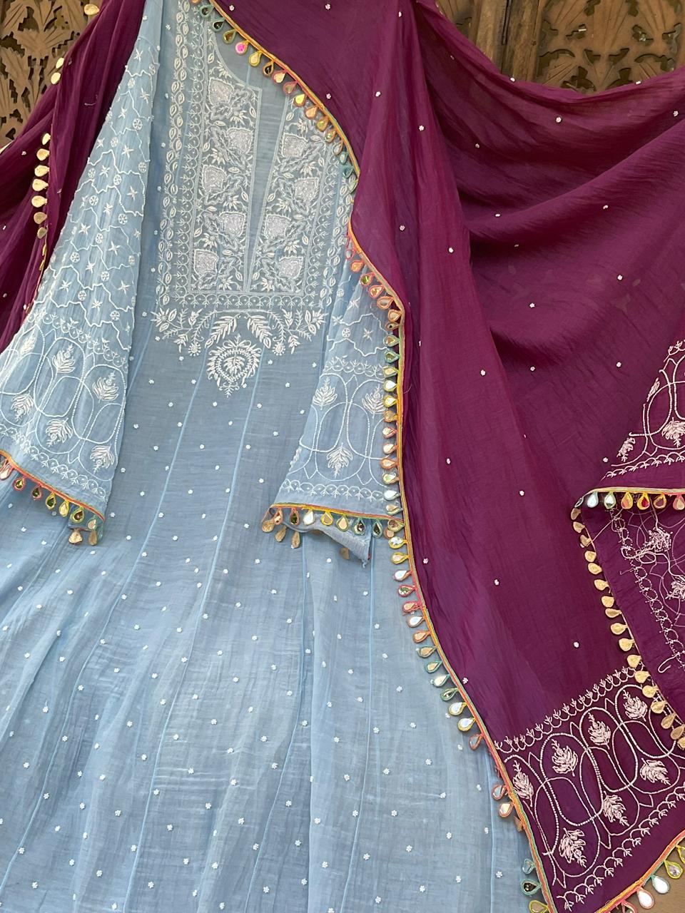 Ensemble Anarkali pur Mulmul avec broderies Chikankari et perles-cutdana, et dupatta en dentelle miroir (ensemble de 3) (non cousu)