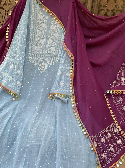 Ensemble Anarkali pur Mulmul avec broderies Chikankari et perles-cutdana, et dupatta en dentelle miroir (ensemble de 3) (non cousu)