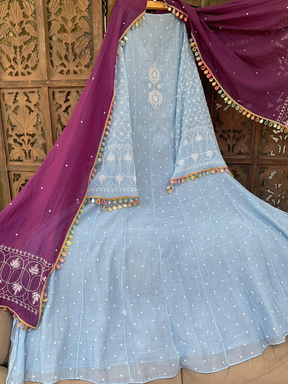 Ensemble Anarkali pur Mulmul avec broderies Chikankari et perles-cutdana, et dupatta en dentelle miroir (ensemble de 3) (non cousu)
