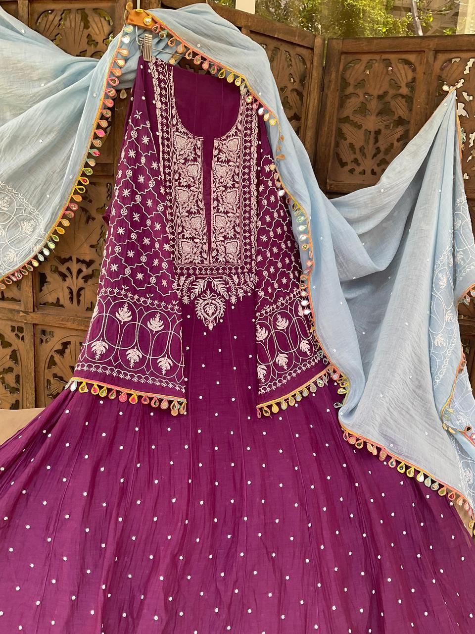 Ensemble Anarkali pur Mulmul avec broderies Chikankari et perles-cutdana, et dupatta en dentelle miroir (ensemble de 3) (non cousu)