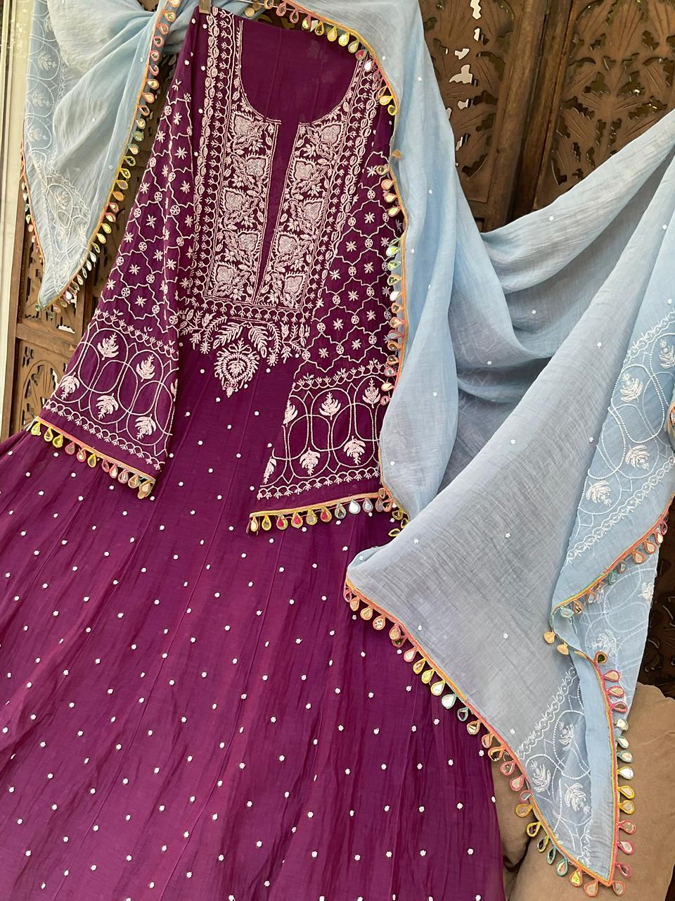 Ensemble Anarkali pur Mulmul avec broderies Chikankari et perles-cutdana, et dupatta en dentelle miroir (ensemble de 3) (non cousu)