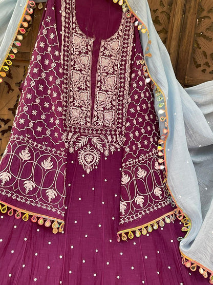 Ensemble Anarkali pur Mulmul avec broderies Chikankari et perles-cutdana, et dupatta en dentelle miroir (ensemble de 3) (non cousu)