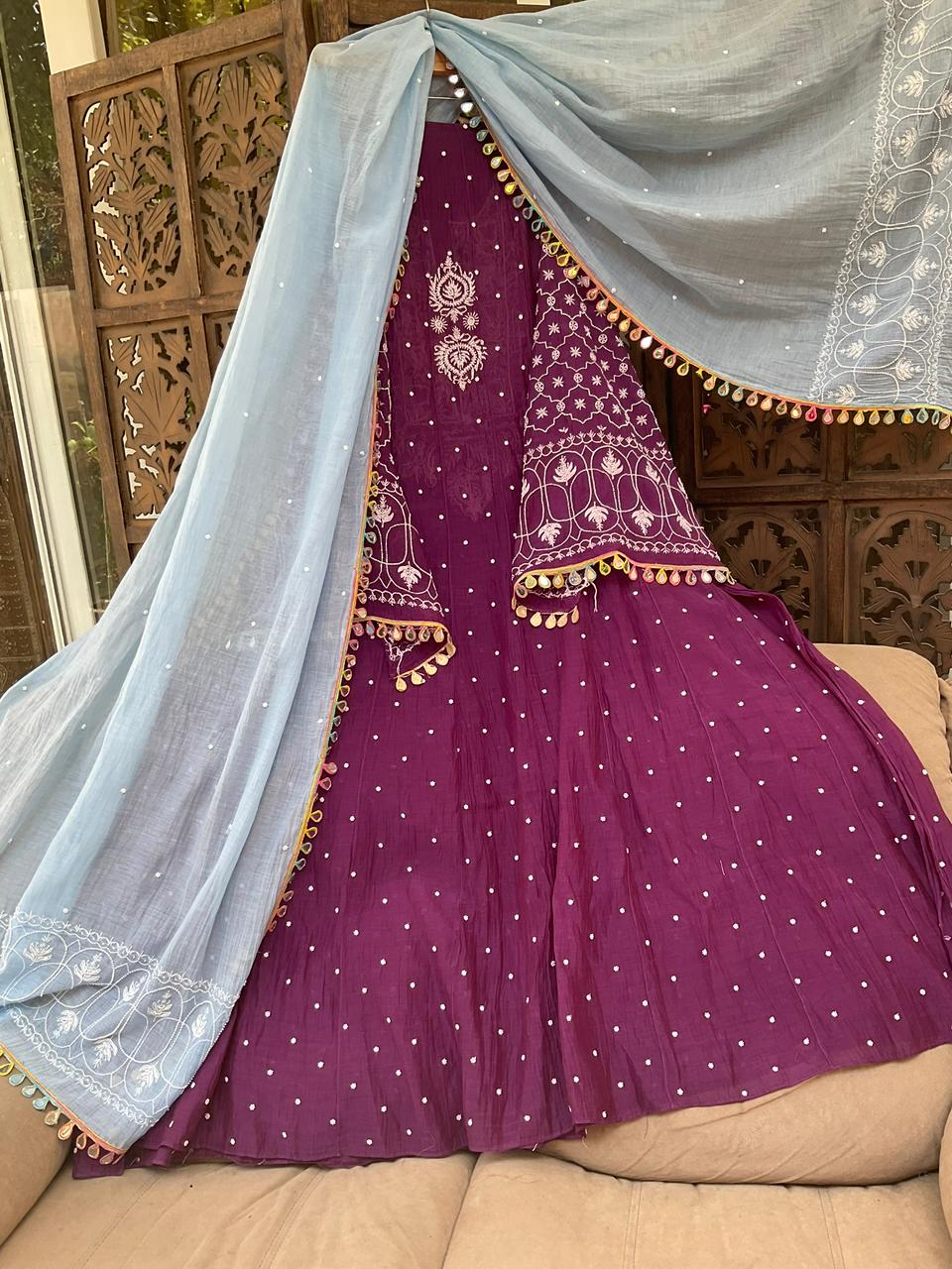 Ensemble Anarkali pur Mulmul avec broderies Chikankari et perles-cutdana, et dupatta en dentelle miroir (ensemble de 3) (non cousu)